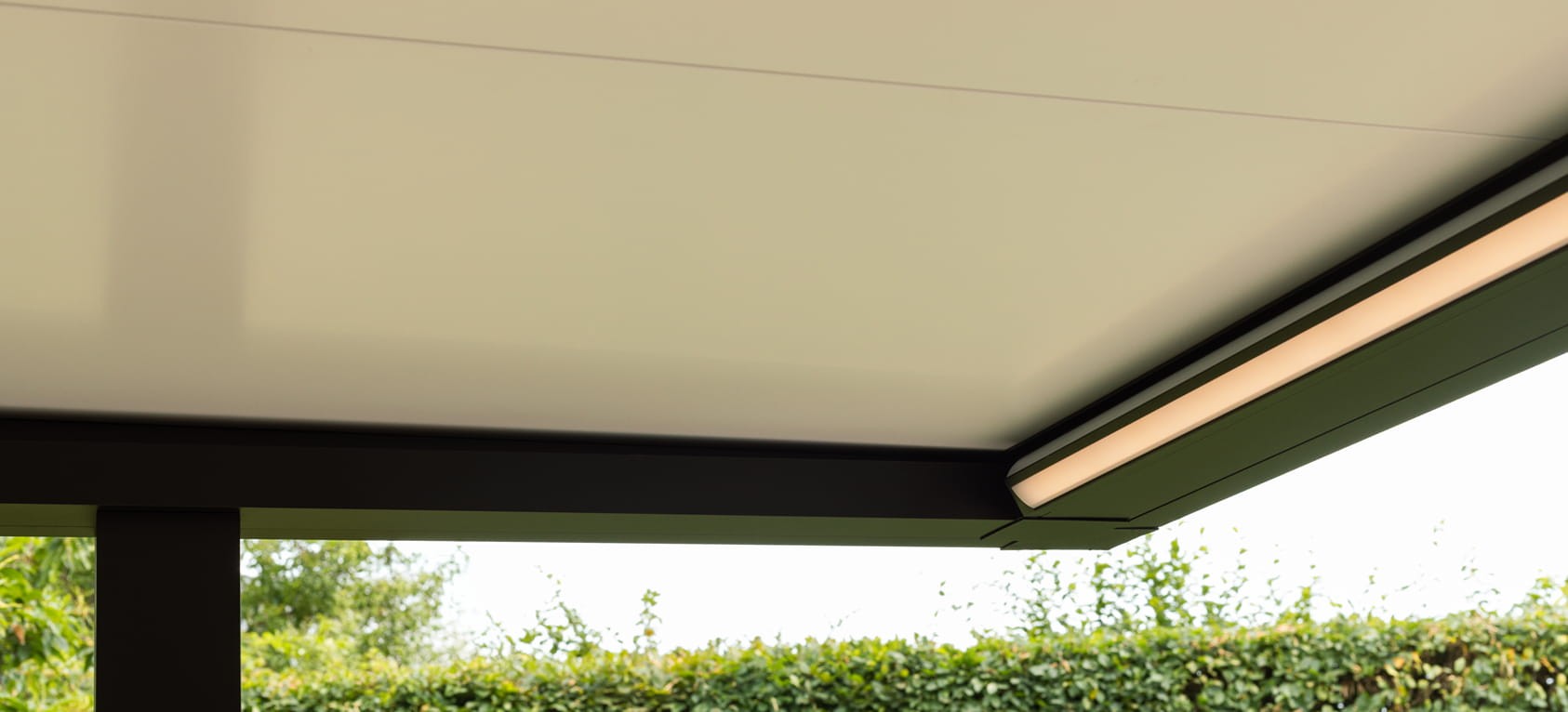 B910 Roof Close-up