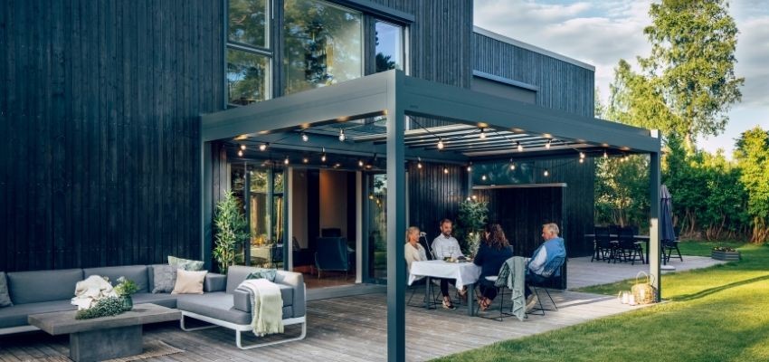 Outdoor dining area with aluminium pergola